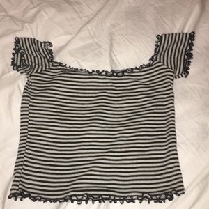 A off the shoulders striped t-shirt